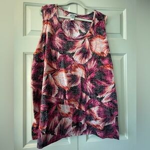 Tunic style shirt sleeve shirt.